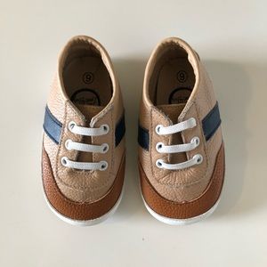 (Like New) Little Love Bug Low Top Sneaker size 6